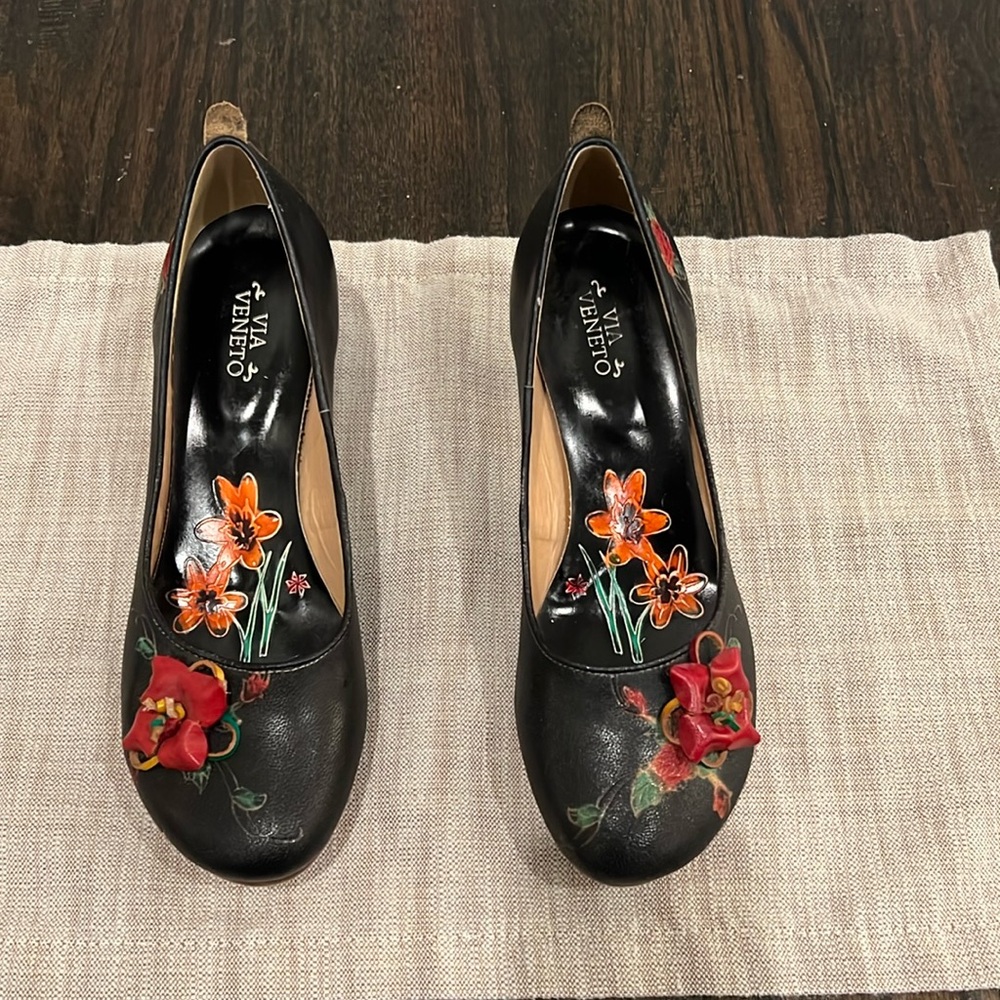 Women’s low heels, black with floral. Size 10 (fits like a nine)